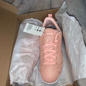 Adidas size 6 woman’s or 4 1/2 in kids.